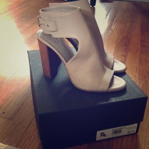 Vince Addie Open-Toe Buckle-Back Sandal (taupe)